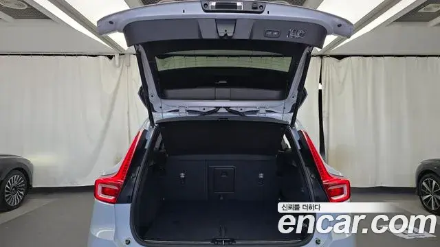 Volvo XC40 2020 — ფოტო 29/32