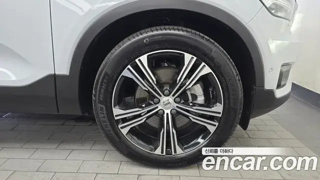 Volvo XC40 2020 — ფოტო 31/32