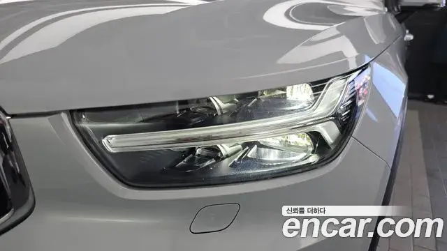 Volvo XC40 2020 — ფოტო 16/32
