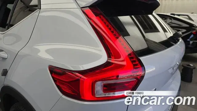 Volvo XC40 2020 — ფოტო 25/32