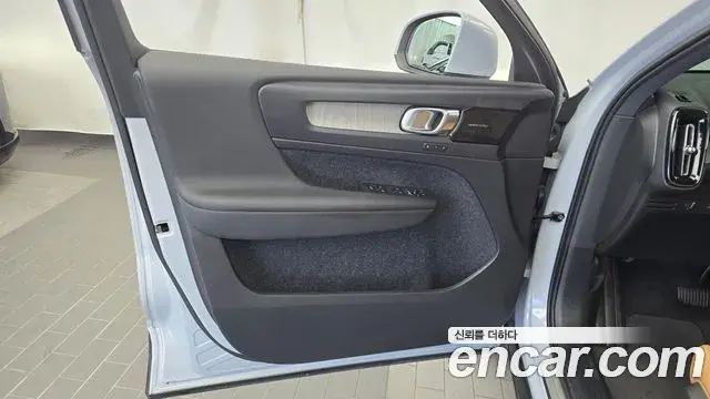 Volvo XC40 2020 — ფოტო 32/32