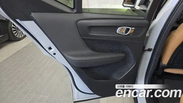 Volvo XC40 2020 — ფოტო 18/32