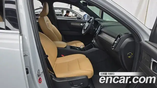 Volvo XC40 2020 — ფოტო 19/32