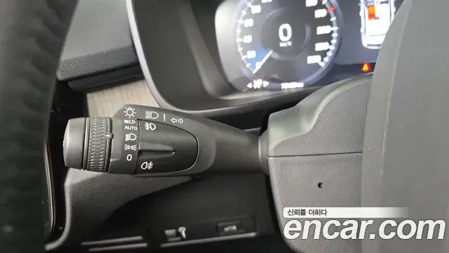 Volvo XC40 2020 — ფოტო 15/32