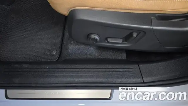 Volvo XC40 2020 — ფოტო 28/32