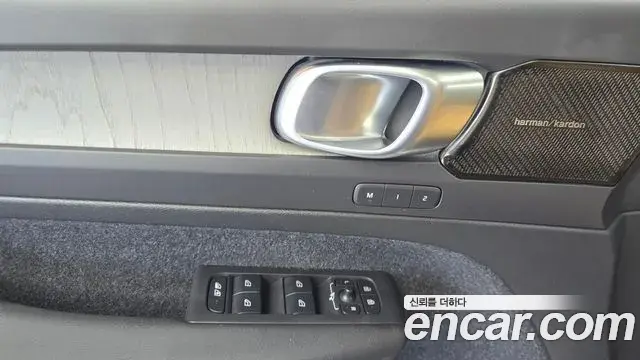 Volvo XC40 2020 — ფოტო 27/32