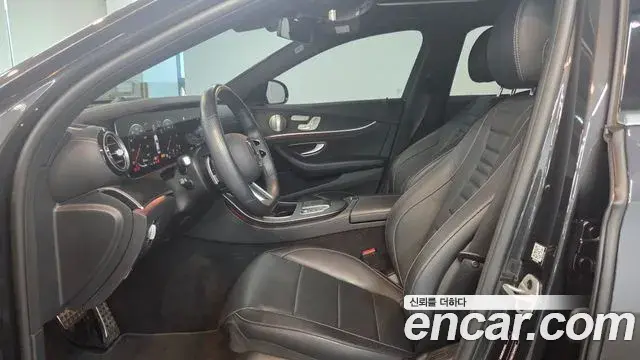 Mercedes-Benz E-Class 2022 — Photo 1/20