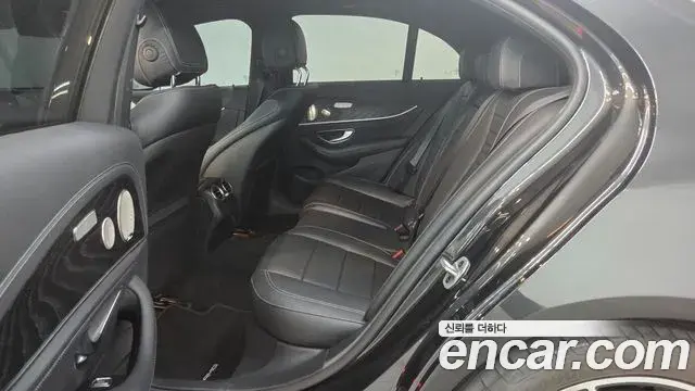Mercedes-Benz E-Class 2022 — Photo 6/20