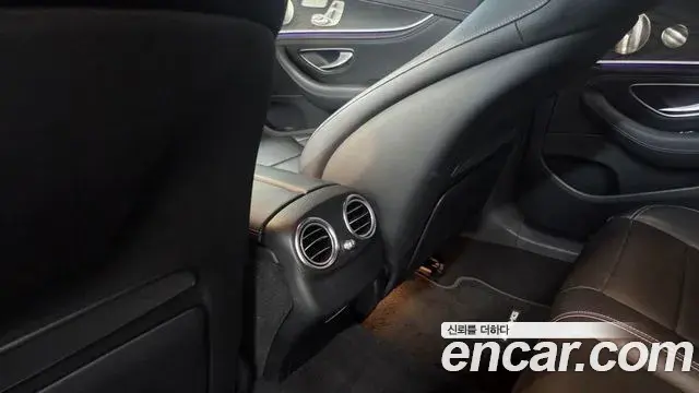 Mercedes-Benz E-Class 2022 — Photo 9/20
