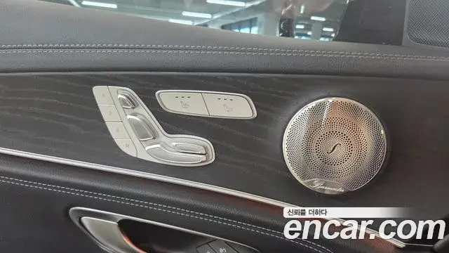 Mercedes-Benz E-Class 2022 — Photo 10/20