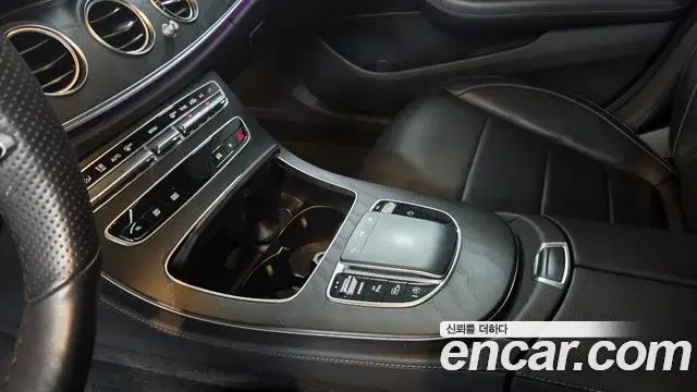 Mercedes-Benz E-Class 2022 — Photo 18/20