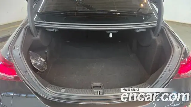 Mercedes-Benz E-Class 2022 — Photo 12/20