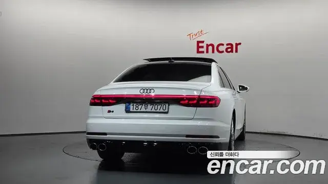 Audi A8 2018 — Şəkil 22/35