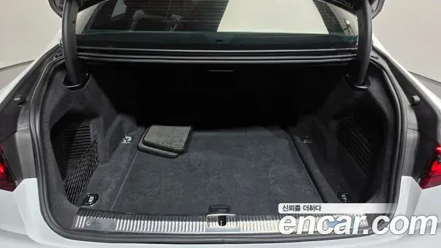 Audi A8 2018 — Şəkil 32/35