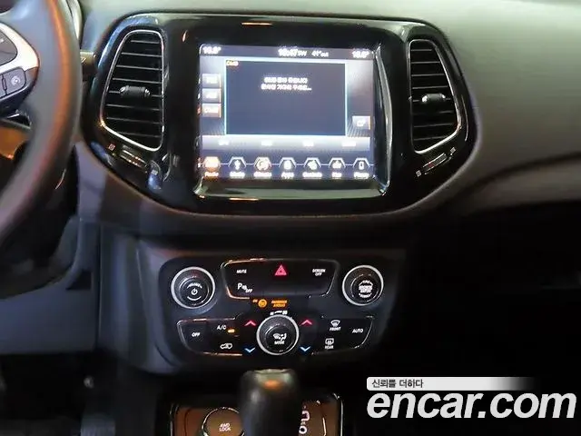 Jeep Compass 2019 — ფოტო 8/20