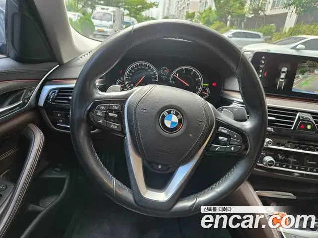 BMW 5 Series 2018 — Фото 12/19
