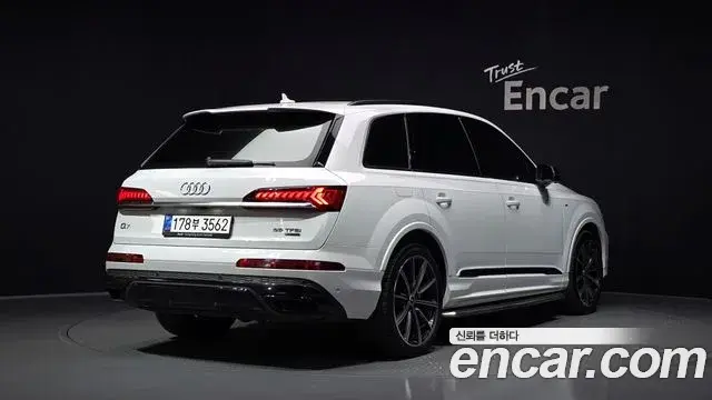 Audi Q7 2021 — Фото 2/20