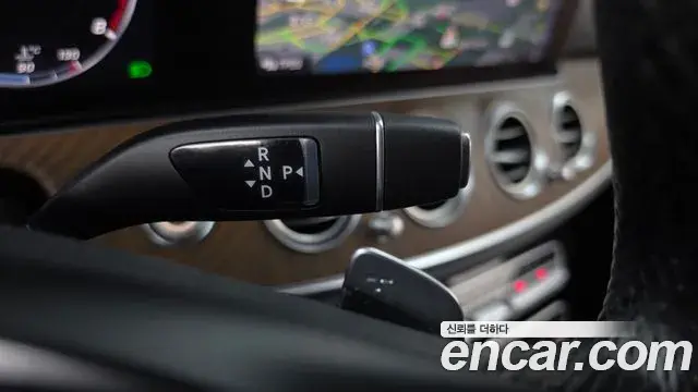 Mercedes-Benz E-Class 2018 — Photo 11/20