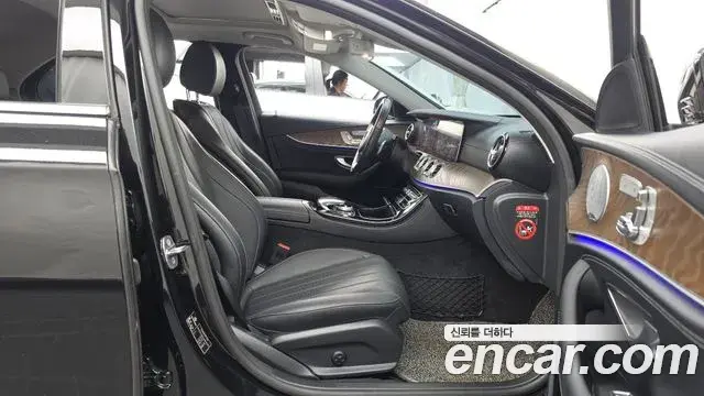 Mercedes-Benz E-Class 2018 — Photo 8/20