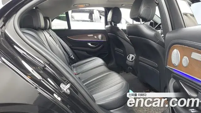 Mercedes-Benz E-Class 2018 — Photo 12/20