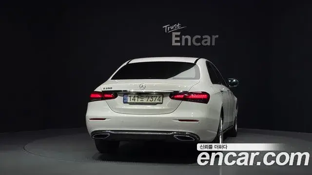 Mercedes-Benz E-Class 2021 — Photo 5/20