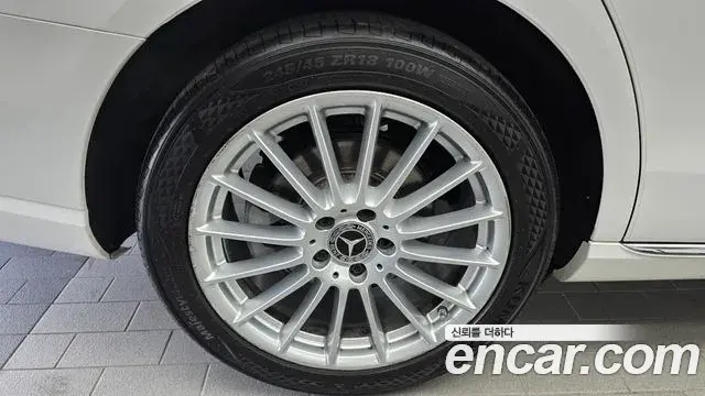 Mercedes-Benz E-Class 2021 — Photo 15/20