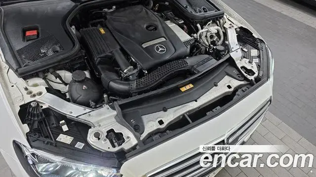 Mercedes-Benz E-Class 2021 — Photo 8/20