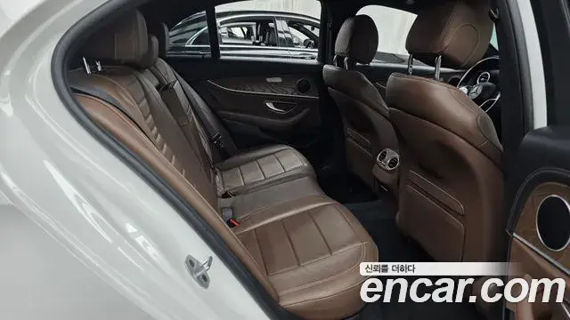 Mercedes-Benz E-Class 2021 — Photo 16/20