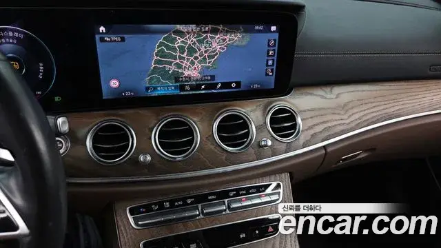 Mercedes-Benz E-Class 2021 — Photo 17/20