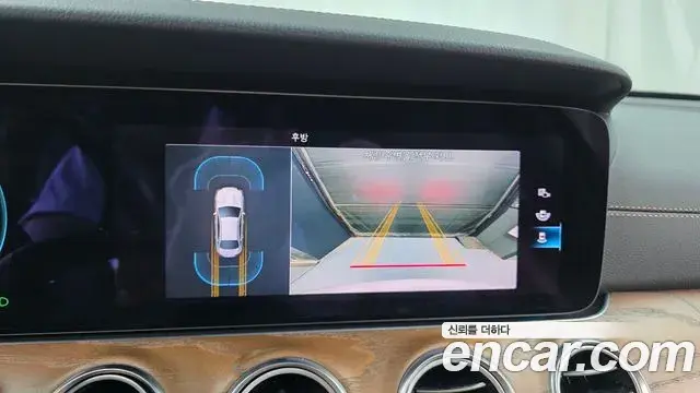 Mercedes-Benz E-Class 2021 — Photo 9/20