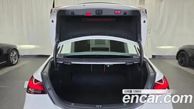Mercedes-Benz E-Class 2021 — Photo 12/20