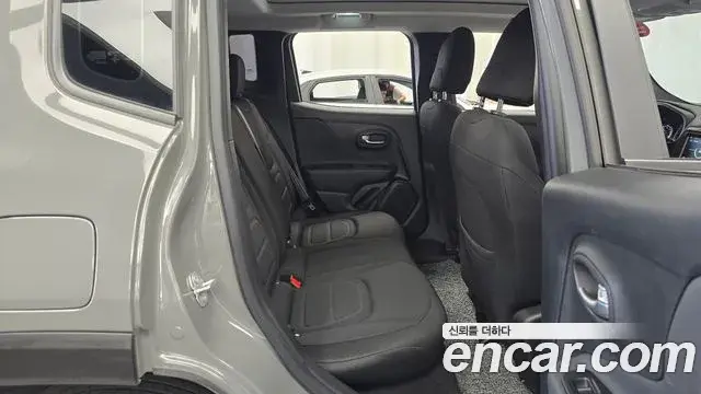 Jeep Renegade 2022 — Şəkil 29/32