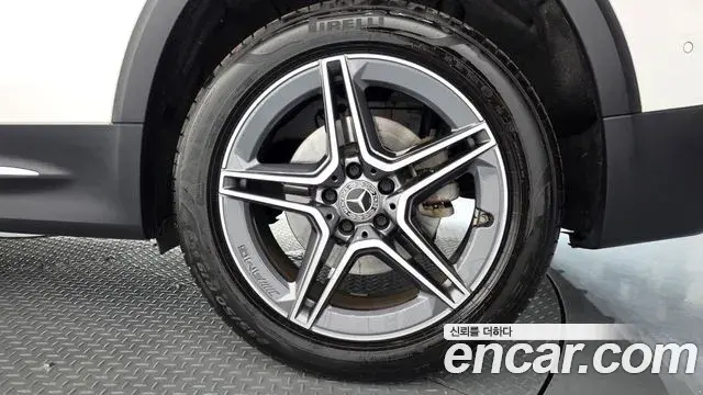 Mercedes-Benz GLB-Class 2023 — Photo 17/33