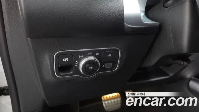 Mercedes-Benz GLB-Class 2023 — Photo 27/33