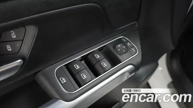Mercedes-Benz GLB-Class 2023 — Photo 15/33