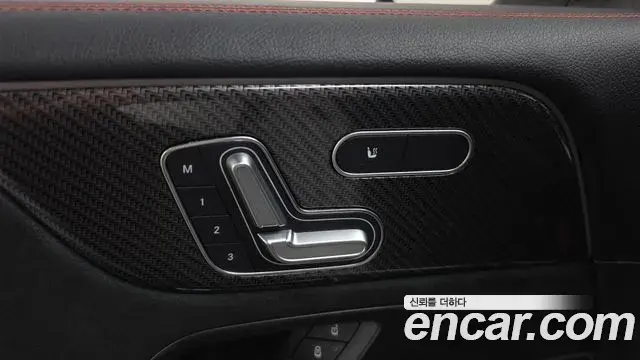 Mercedes-Benz GLB-Class 2023 — Photo 13/33