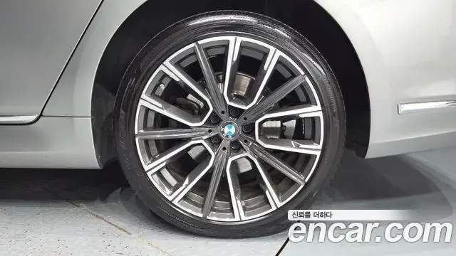 BMW 7 Series 2019 — Photo 2/35