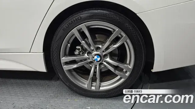 BMW 3 Series 2018 — Şəkil 18/31