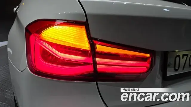 BMW 3 Series 2018 — Şəkil 27/31
