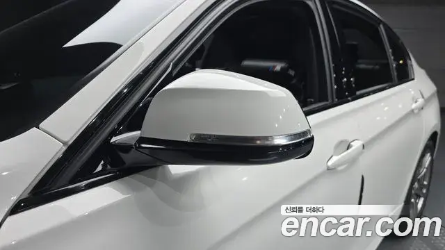 BMW 3 Series 2018 — Şəkil 26/31