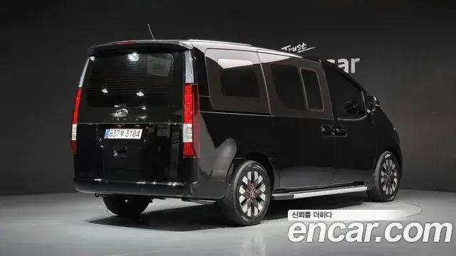 Hyundai Staria 2023 — ფოტო 18/32
