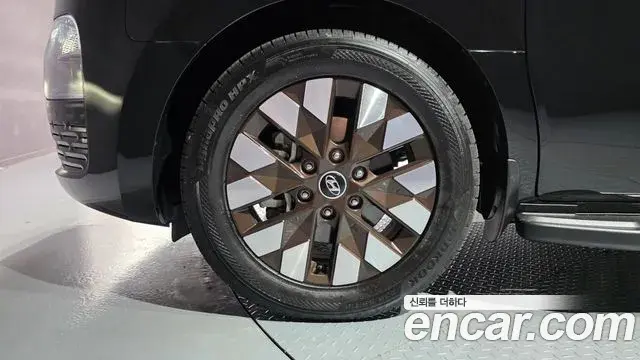 Hyundai Staria 2023 — ფოტო 4/32