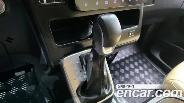 Hyundai Staria 2023 — ფოტო 11/32