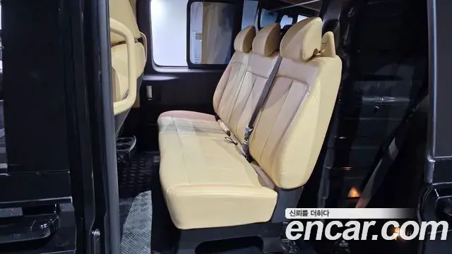 Hyundai Staria 2023 — ფოტო 1/32