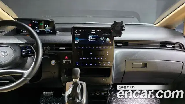 Hyundai Staria 2023 — ფოტო 28/32