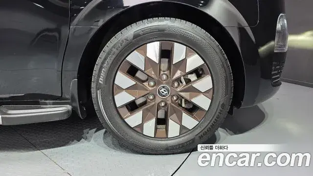 Hyundai Staria 2023 — ფოტო 25/32