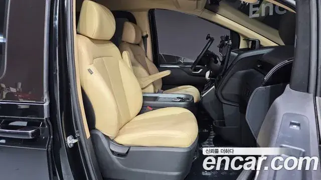 Hyundai Staria 2023 — ფოტო 13/32