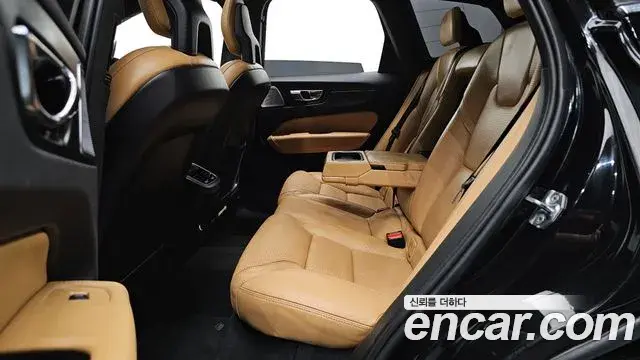 Volvo XC60 2018 — Фото 10/20