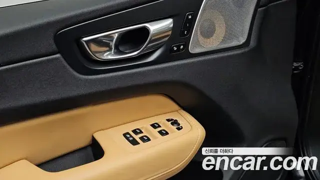 Volvo XC60 2018 — Фото 18/20