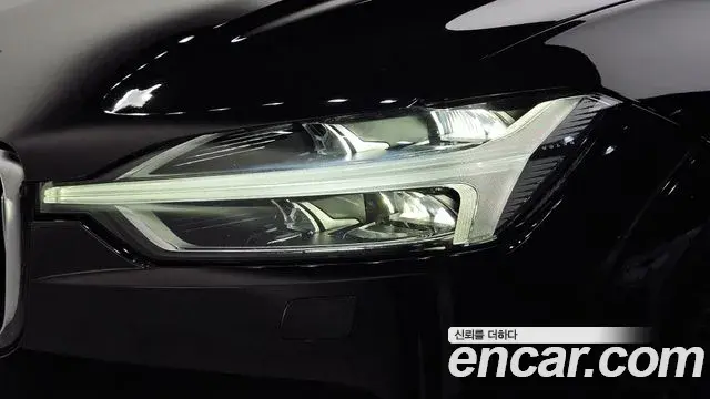 Volvo XC60 2018 — Photo 29/31